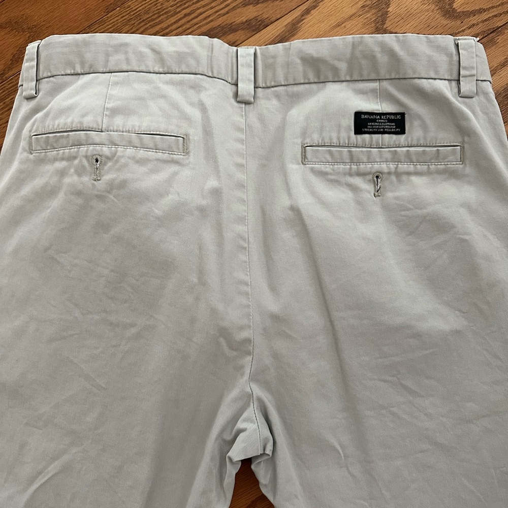 Banana Republic Tan Chinos Classic Fit - Picture 3 of 3